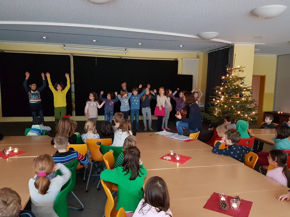 18.12.2017 Adventsstündchen der E Klassen102830 Kopie