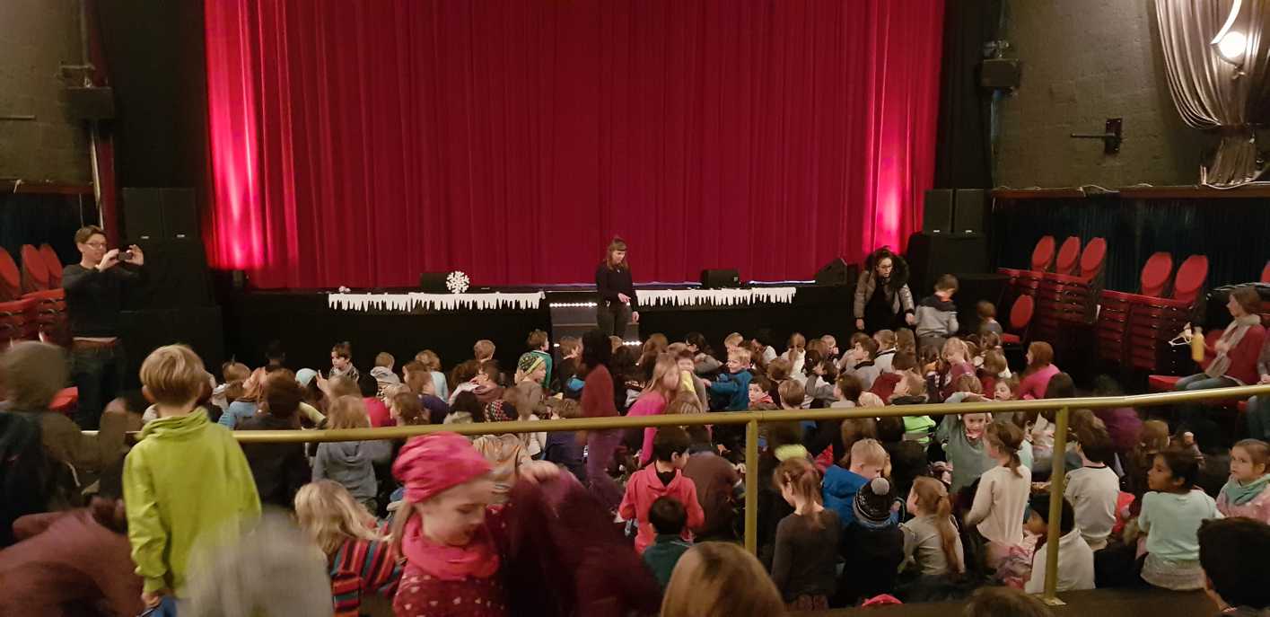20.12.2018 letzter Schultag und Theater Ela Eisbär094643 Kopie