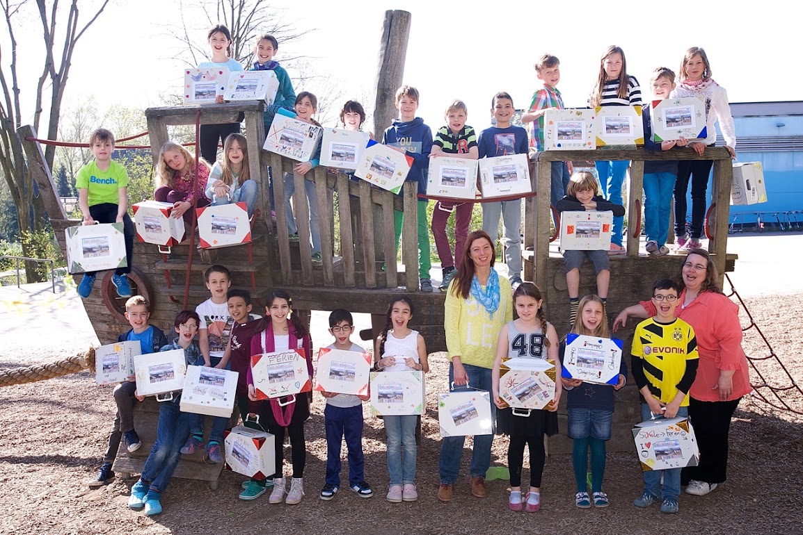 Klassenfoto mit Koffer