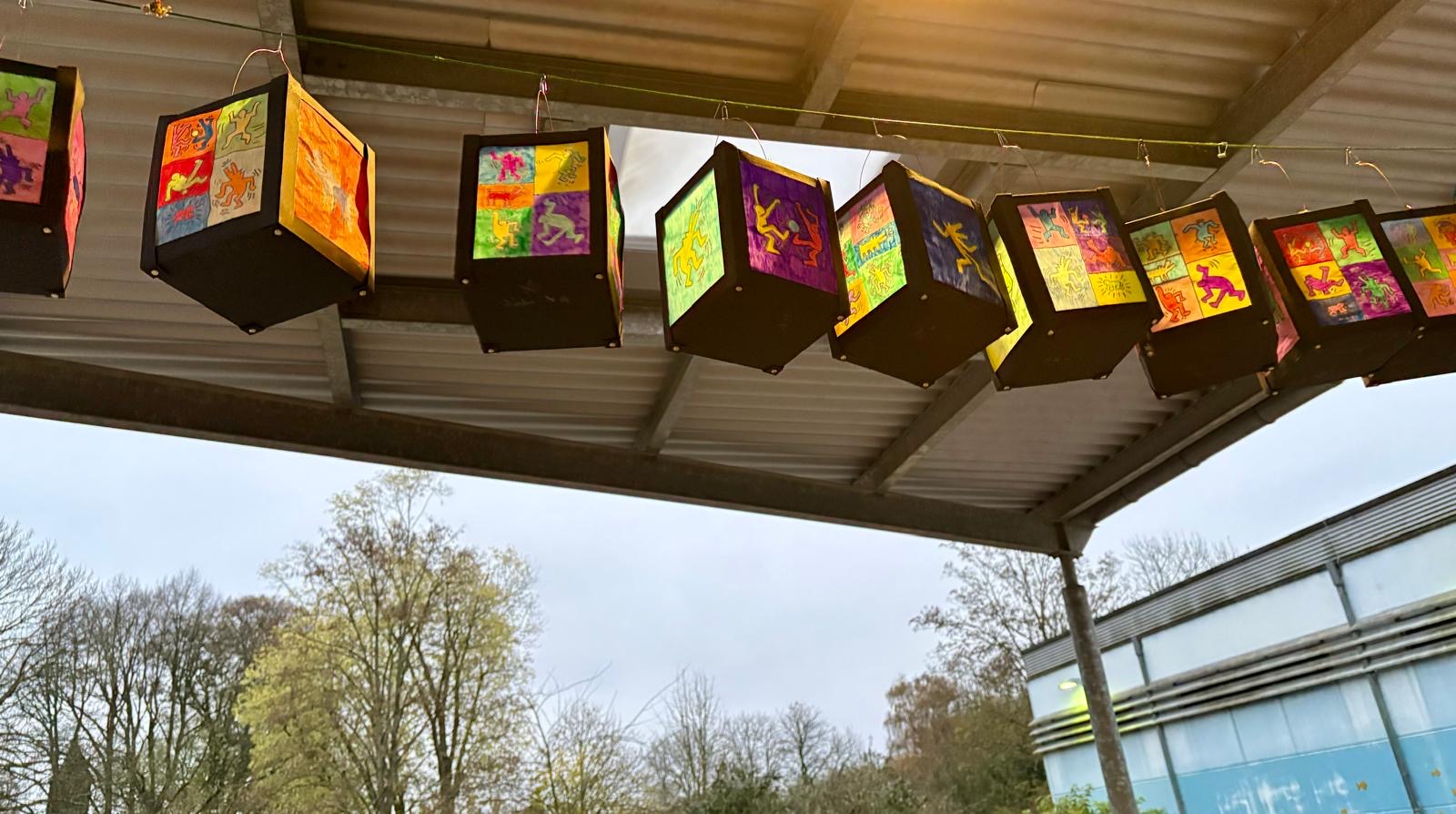 Laternen aufgehangen