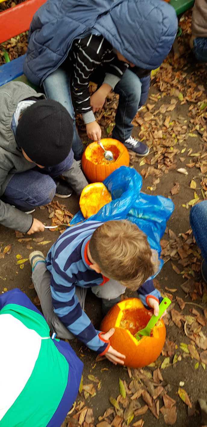 30.10.2018 Garten AG Kürbisse schnitzen144705 Kopie